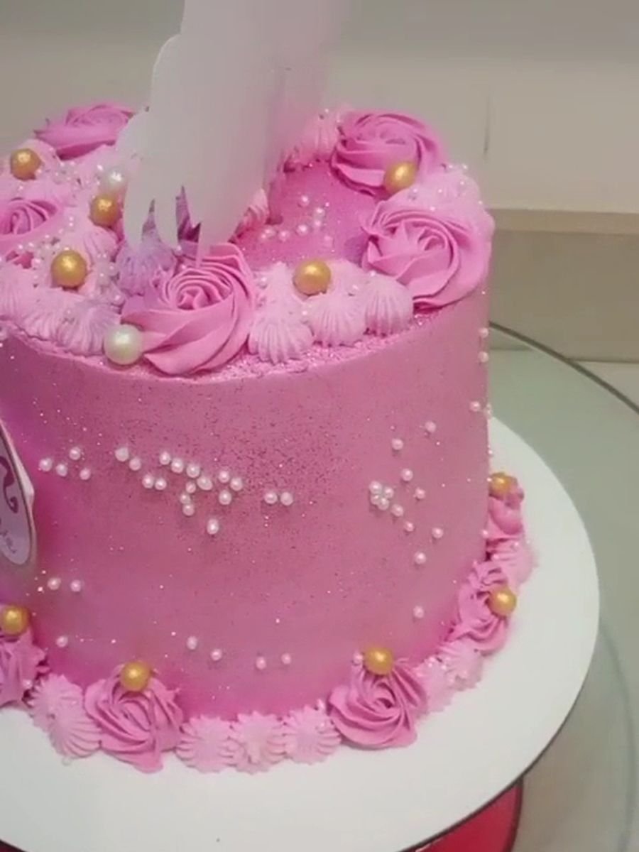 Bolo decorado em tons de rosa feito pela Le Confeitaria em Itu